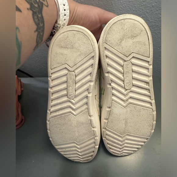 BareTraps NISHELLE Women's Casuals sneakers white floral sneakers size 7 - Picture 7 of 7